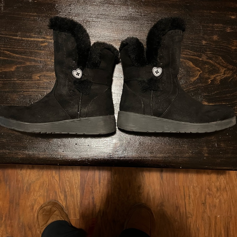 Size 1 girls sketchers, keepsake, wedge, furry boots.